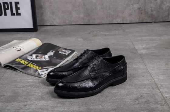 Zapatos con zapatillas negras con dedos redondos para hombres con ropa formal