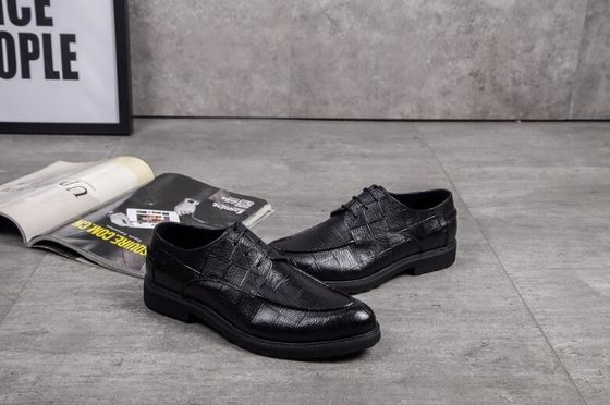 Zapatos con zapatillas negras con dedos redondos para hombres con ropa formal