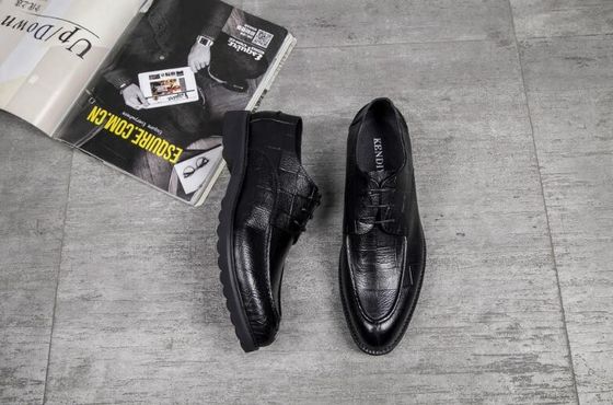 Zapatos con zapatillas negras con dedos redondos para hombres con ropa formal