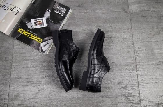 Zapatos con zapatillas negras con dedos redondos para hombres con ropa formal