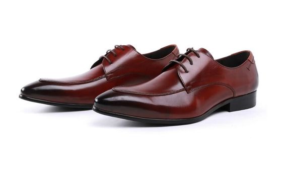 En grabado de diseño de patente de cuero negro zapatos de vestir, cordones hasta zapatos de vestir