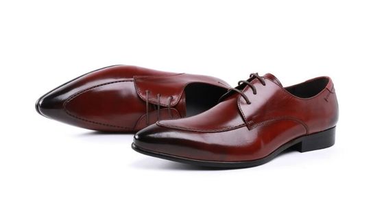 En grabado de diseño de patente de cuero negro zapatos de vestir, cordones hasta zapatos de vestir