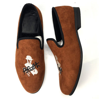 Los zapatos de terciopelo de color naranja para hombres usan zapatos de cuero resistentes, transpirables y cómodos.