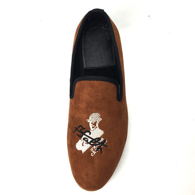 Los zapatos de terciopelo de color naranja para hombres usan zapatos de cuero resistentes, transpirables y cómodos.