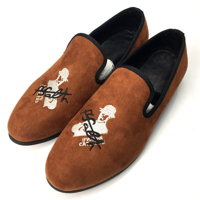 Los zapatos de terciopelo de color naranja para hombres usan zapatos de cuero resistentes, transpirables y cómodos.