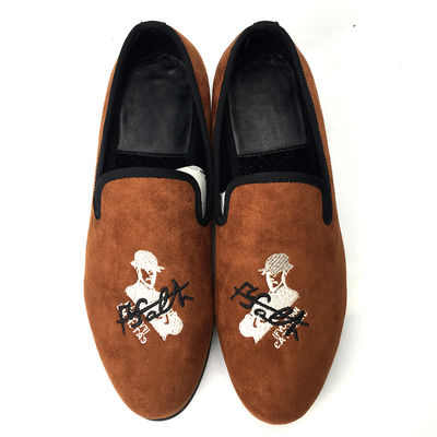 Los zapatos de terciopelo de color naranja para hombres usan zapatos de cuero resistentes, transpirables y cómodos.