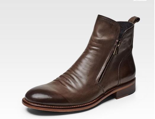 Botas de cuero negro / marrón, botas de combate con suela de goma.