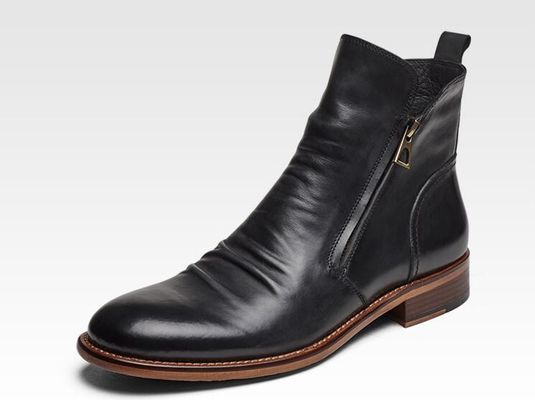 Botas de cuero negro / marrón, botas de combate con suela de goma.