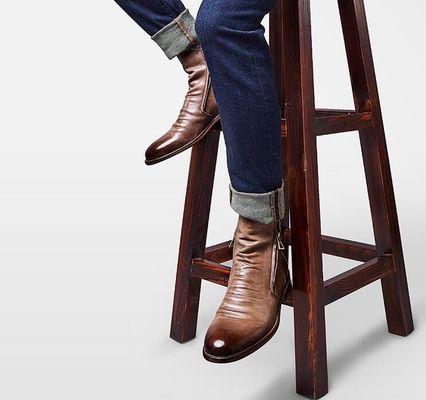 Botas de cuero negro / marrón, botas de combate con suela de goma.