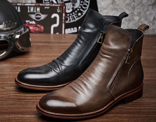 Botas de cuero negro / marrón, botas de combate con suela de goma.