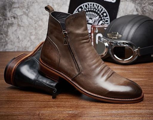 Botas de cuero negro / marrón, botas de combate con suela de goma.