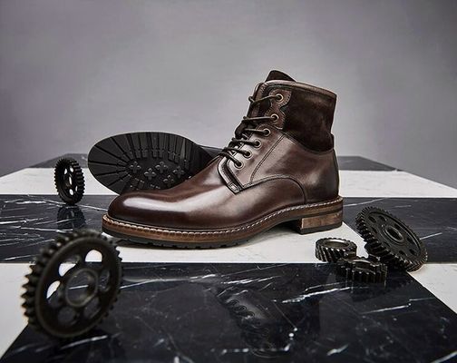 Cómodo hombre vestido de cuero botas café suave y zapatos antiguos azules