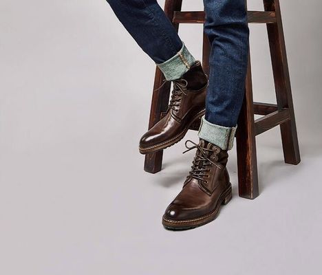 Cómodo hombre vestido de cuero botas café suave y zapatos antiguos azules
