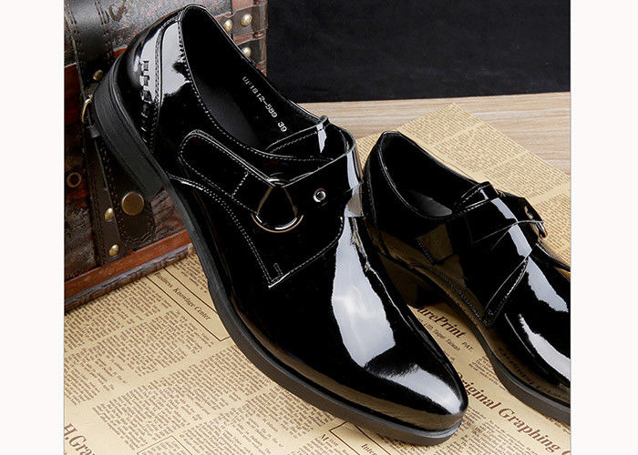 Hombres negros brillantes vestidos formales zapatos de cuero patentado estilo Oxford con logotipo impreso