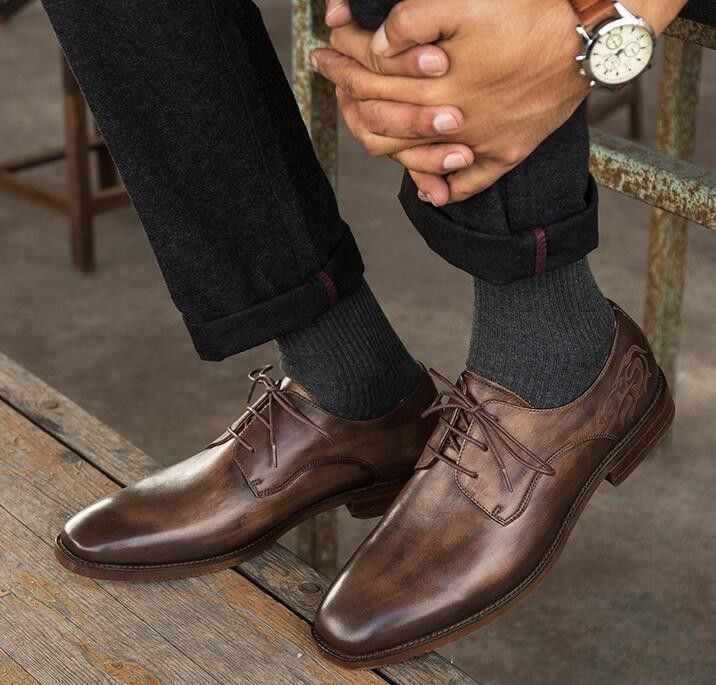 Hombres de oficina con vestimenta formal zapatos de cuero italianos originales