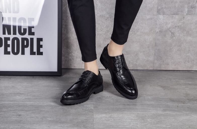Zapatos con zapatillas negras con dedos redondos para hombres con ropa formal