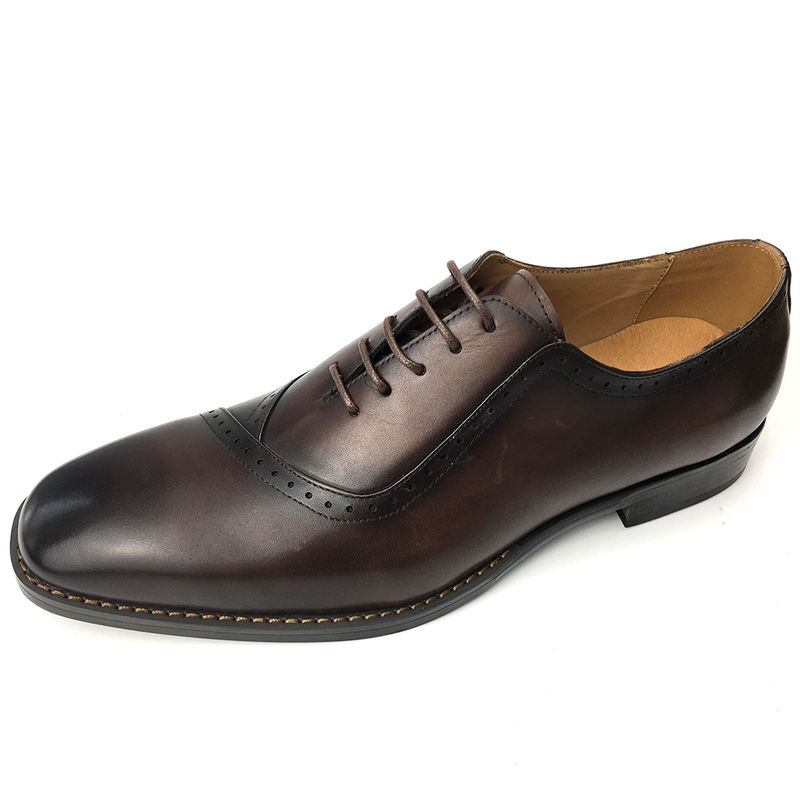 Calzado británico de estilo masculino con puntas en los dedos / cordones calzado informal de color marrón