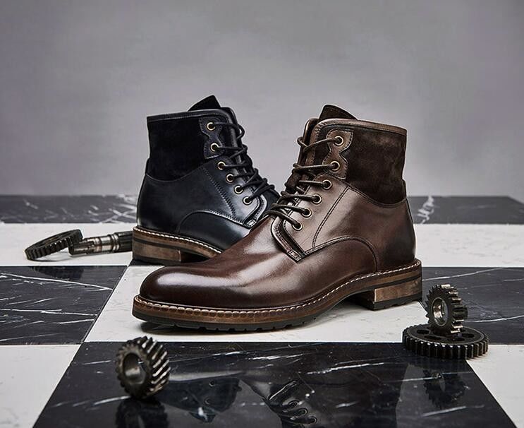 Cómodo hombre vestido de cuero botas café suave y zapatos antiguos azules